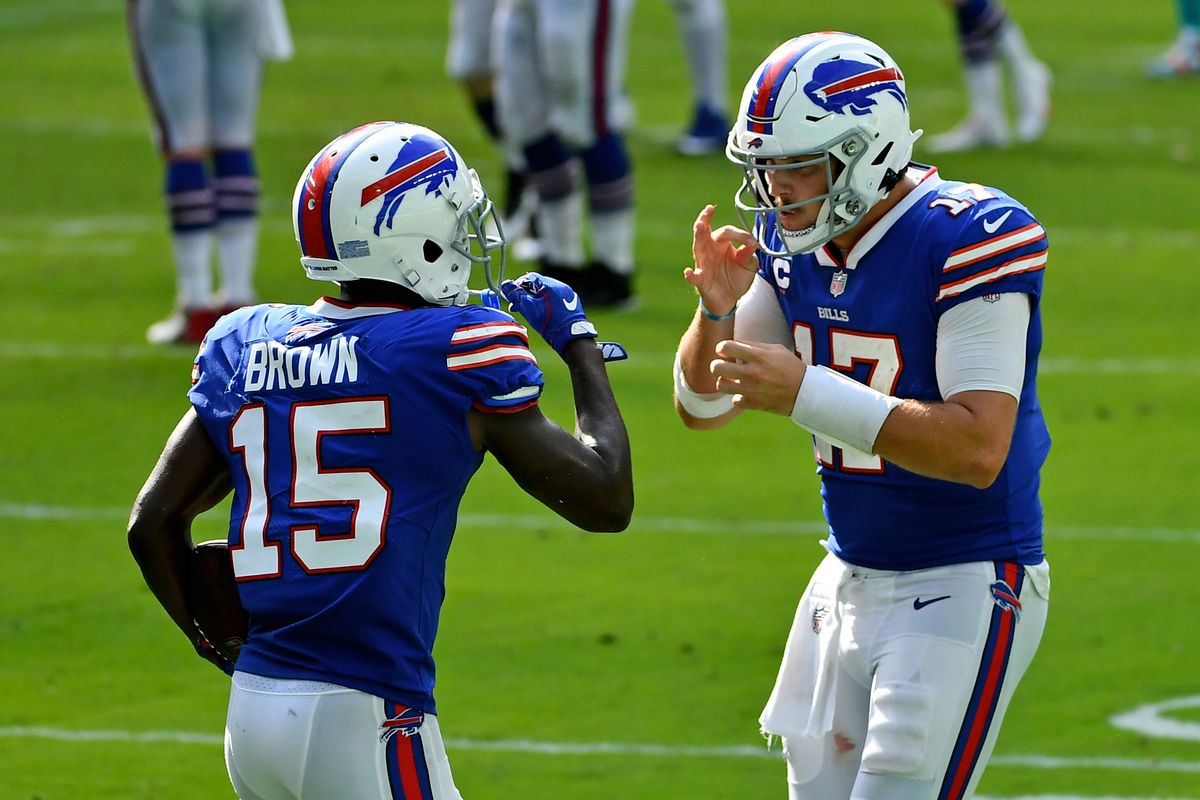 Le quart-arrière des Buffalo Bills Josh Allen attend avec impatience un match avec Patrick Mahome